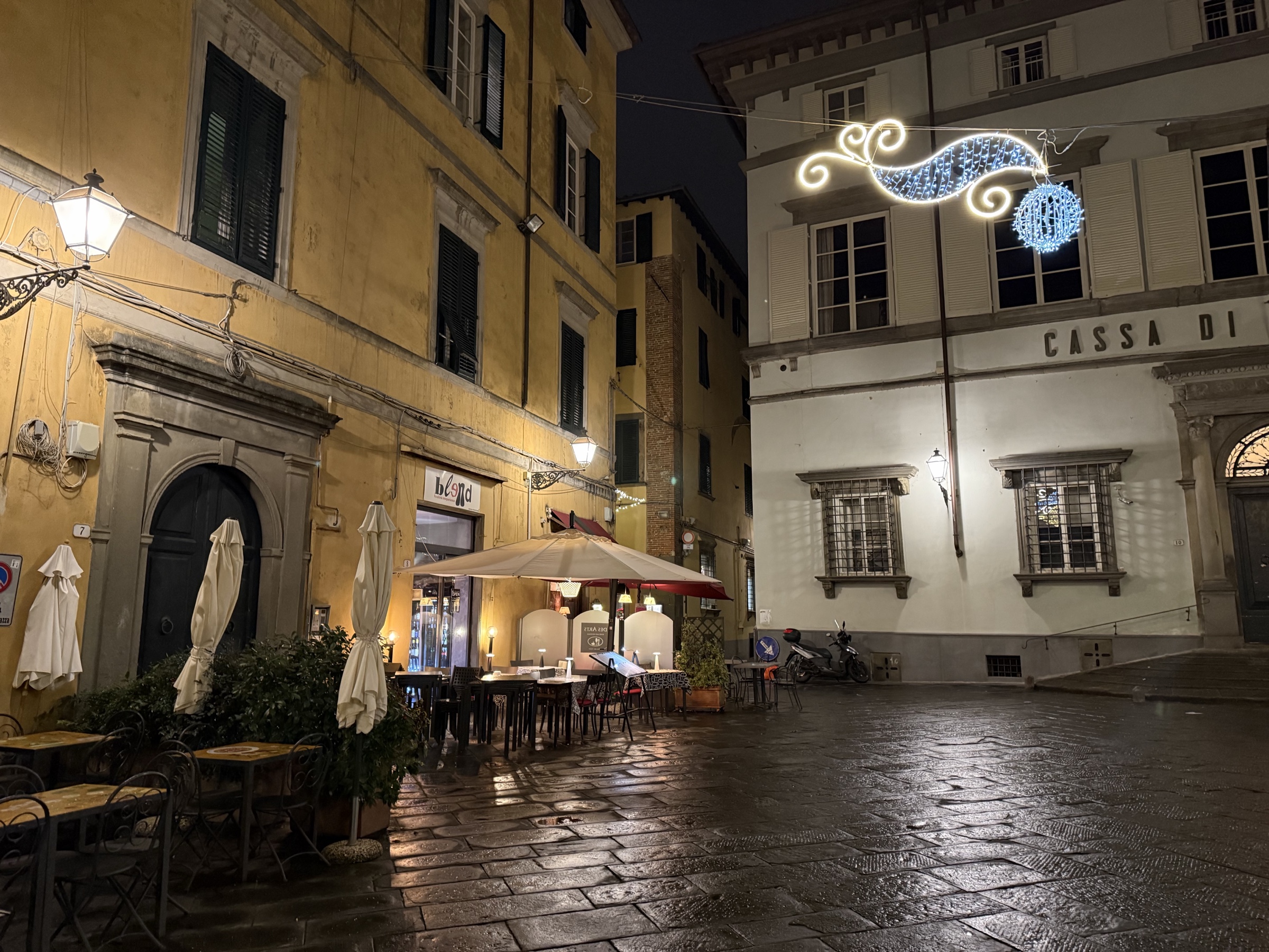 Lucca piazza with Christmas heart light
